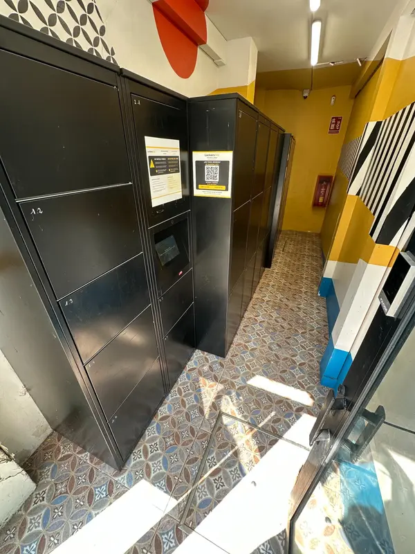 Interior real de Lockers Olé con sus taquillas automáticas en Sevilla